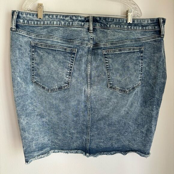 Torrid Women’s distressed denim Jean skirt size 22 - Good used condition- read! - Picture 5 of 8